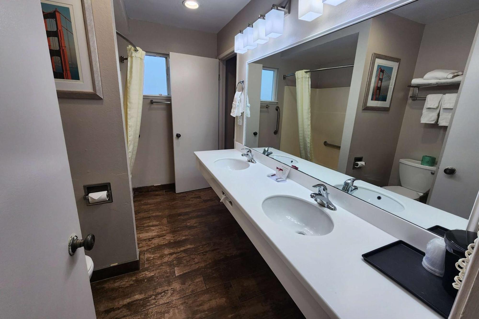 Ramada Bayside Inn & Suites Eureka Luaran gambar